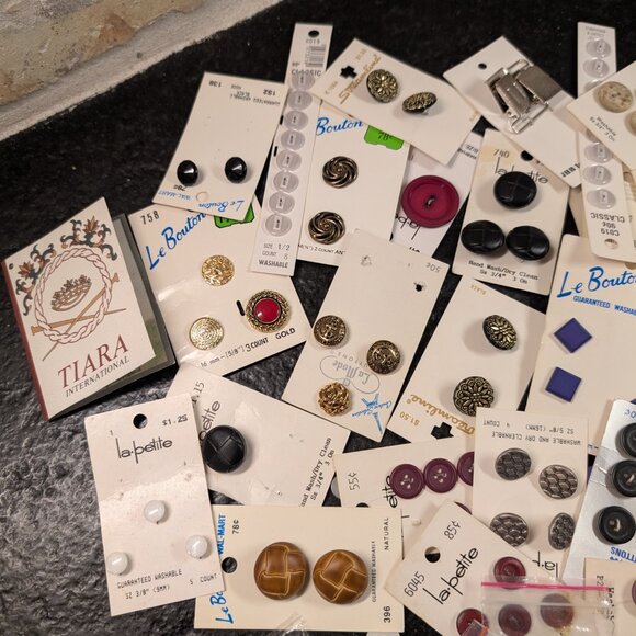 Lot of buttons NOS Cardboard Buttons Vintage and Modern Stock - Picture 4 of 8